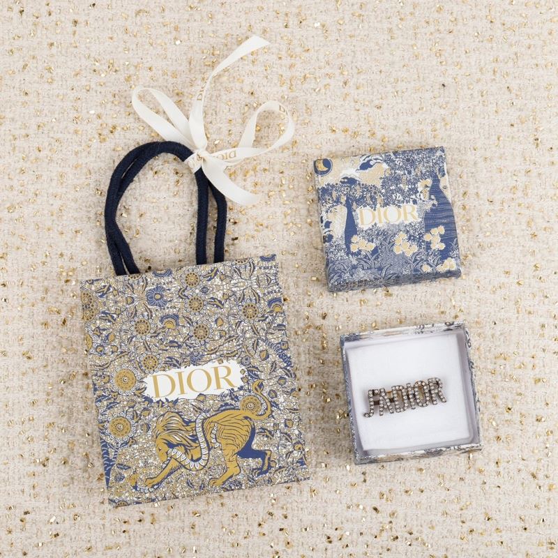 ch**an D*or brooches